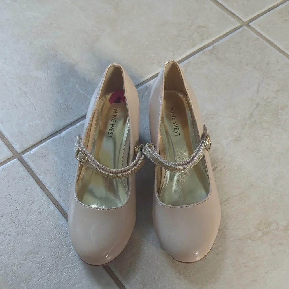 Nine West Cream and Gold Mary Jane Dress Shoes Girls Size 4